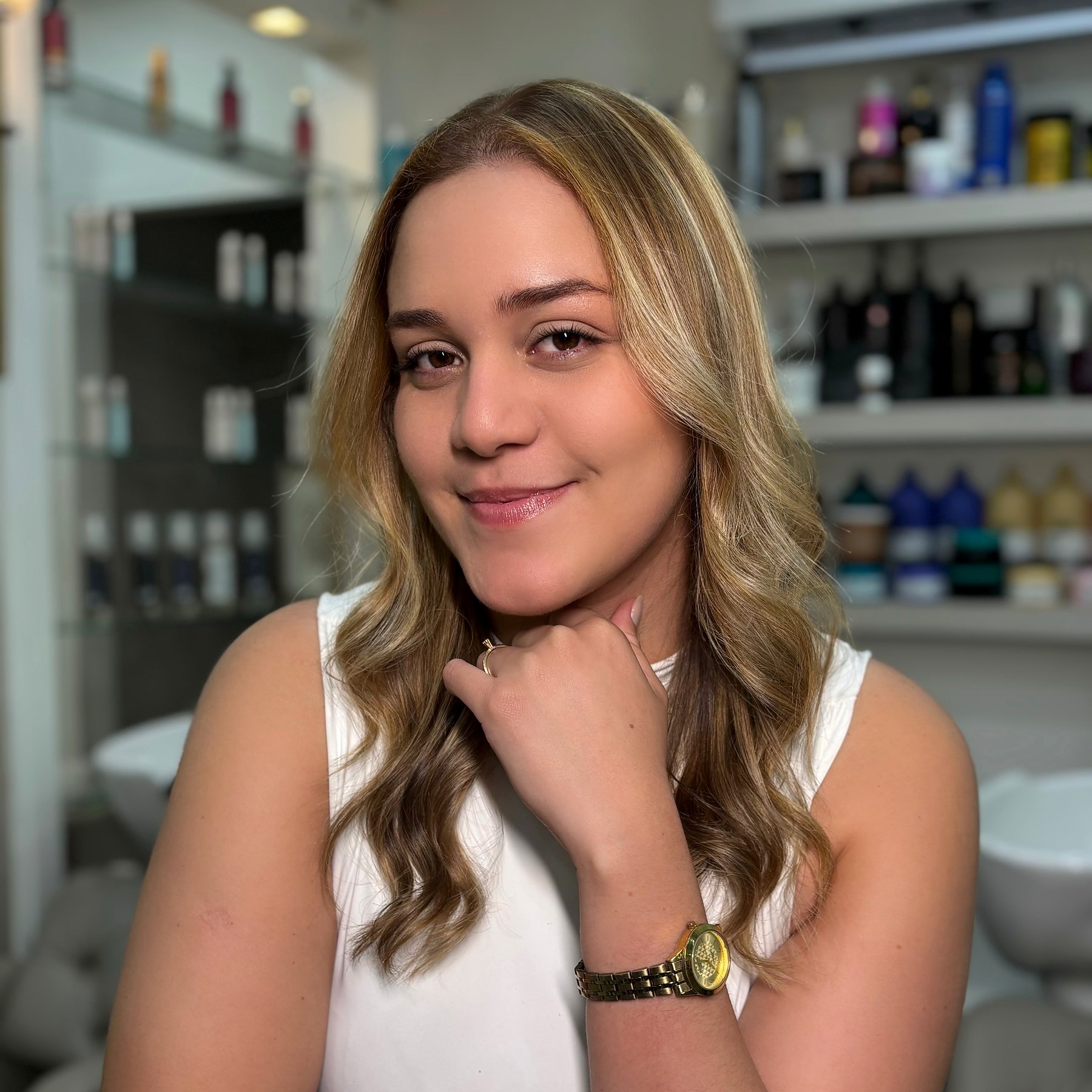 Mechas em tons de mel feitas no estúdio
